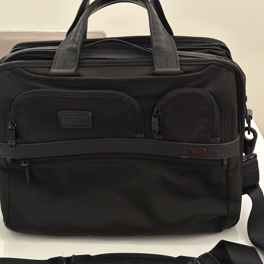 Men’s briefcase
Brand TUMI